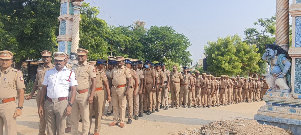 tiruppursmc's tweet image. #Tirupursmc #tnpolice #Nightroutine #Avinashi #Palladam #Udumalpet #Dharapuram #Kangeyam #tiruppurdistrict #safetyfirst நாளை வாக்கு எண்ணிக்கை நடைபெற இருப்பதை முன்னிட்டு,  காவல்துறையினர் அனைத்து உட்கோட்டம் மற்றும் காவல்நிலைய பகுதிகளிலும் கொடி அணிவகுப்பு மேற்கொண்டனர்.