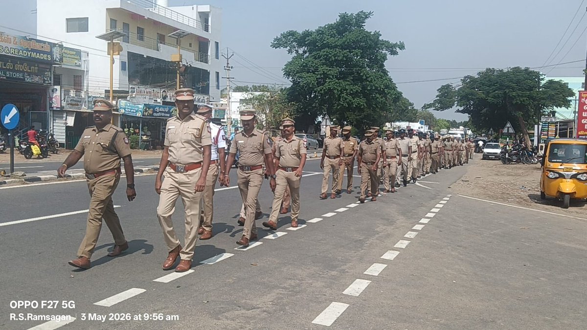 tiruppursmc's tweet image. #Tirupursmc #tnpolice #Nightroutine #Avinashi #Palladam #Udumalpet #Dharapuram #Kangeyam #tiruppurdistrict #safetyfirst நாளை வாக்கு எண்ணிக்கை நடைபெற இருப்பதை முன்னிட்டு,  காவல்துறையினர் அனைத்து உட்கோட்டம் மற்றும் காவல்நிலைய பகுதிகளிலும் கொடி அணிவகுப்பு மேற்கொண்டனர்.