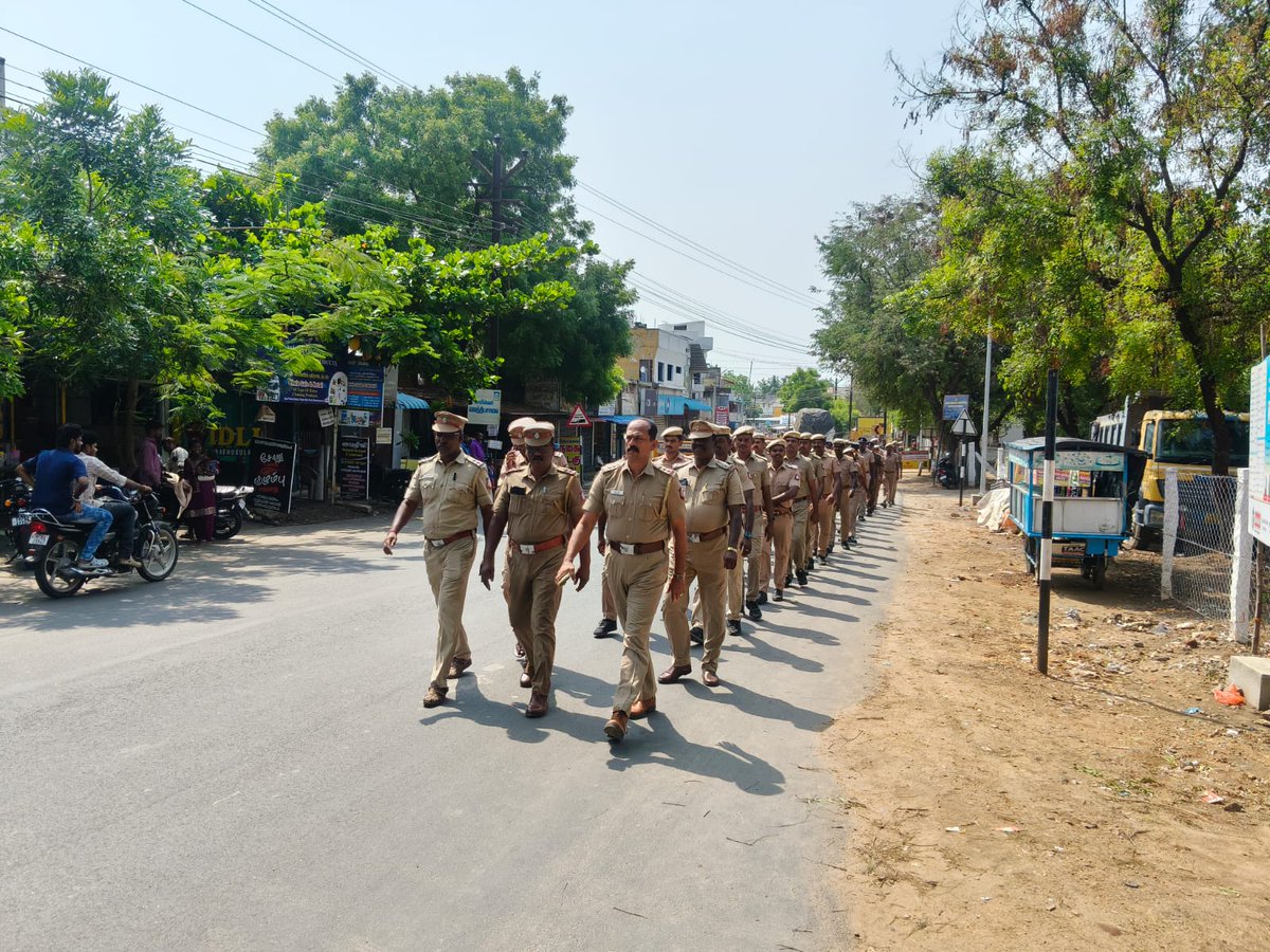 tiruppursmc's tweet image. #Tirupursmc #tnpolice #Nightroutine #Avinashi #Palladam #Udumalpet #Dharapuram #Kangeyam #tiruppurdistrict #safetyfirst நாளை வாக்கு எண்ணிக்கை நடைபெற இருப்பதை முன்னிட்டு,  காவல்துறையினர் அனைத்து உட்கோட்டம் மற்றும் காவல்நிலைய பகுதிகளிலும் கொடி அணிவகுப்பு மேற்கொண்டனர்.