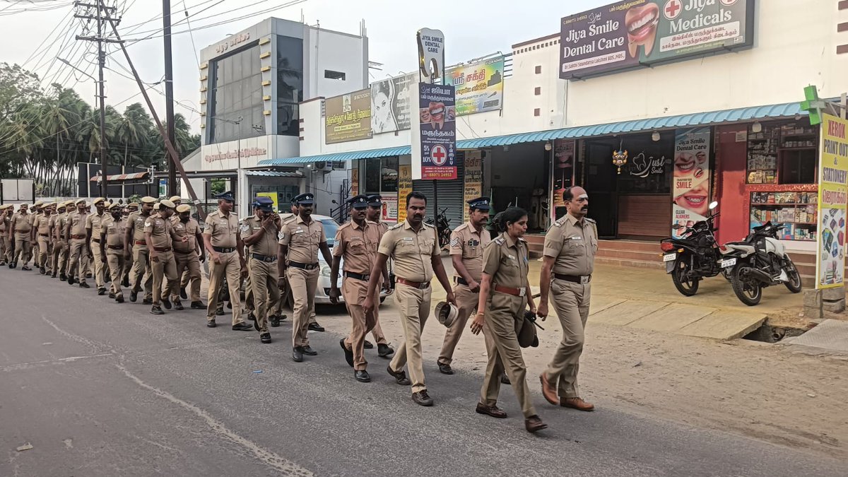 tiruppursmc's tweet image. #Tirupursmc #tnpolice #Nightroutine #Avinashi #Palladam #Udumalpet #Dharapuram #Kangeyam #tiruppurdistrict #safetyfirst நாளை வாக்கு எண்ணிக்கை நடைபெற இருப்பதை முன்னிட்டு,  காவல்துறையினர் அனைத்து உட்கோட்டம் மற்றும் காவல்நிலைய பகுதிகளிலும் கொடி அணிவகுப்பு மேற்கொண்டனர்.