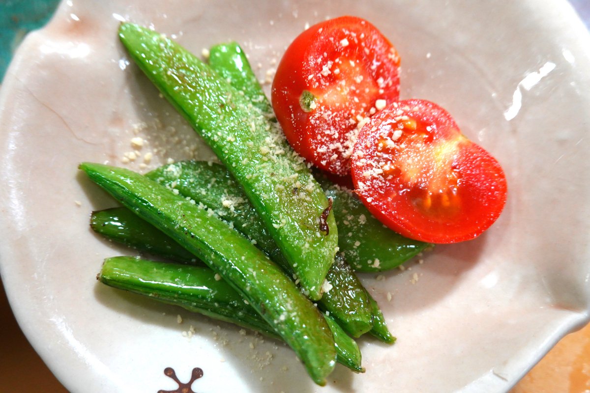 イタドリの下ごしらえを頑張ったぶん、ほかの料理は簡単にしました。タラの芽の天ぷらと、スナップエンドウのソテー。でもどちらも美味しい。