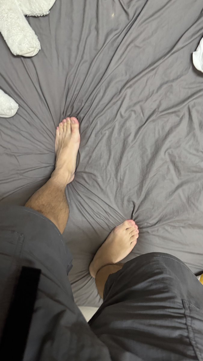 crazy143143143's tweet photo. 有點赤裸🦶🏽 https://t.co/9P96hJRVC6