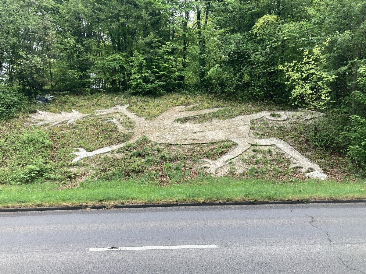 andrewnovell's tweet image. The West Clandon Dragon, first created in 1977 to mark the Silver Jubilee. It’s connected to a 18th-century legend of a terrifying dragon that blocked local lanes, and was supposedly slain by a condemned soldier in exchange for a pardon 🐉 #history #Surrey #Dragon #Guildford