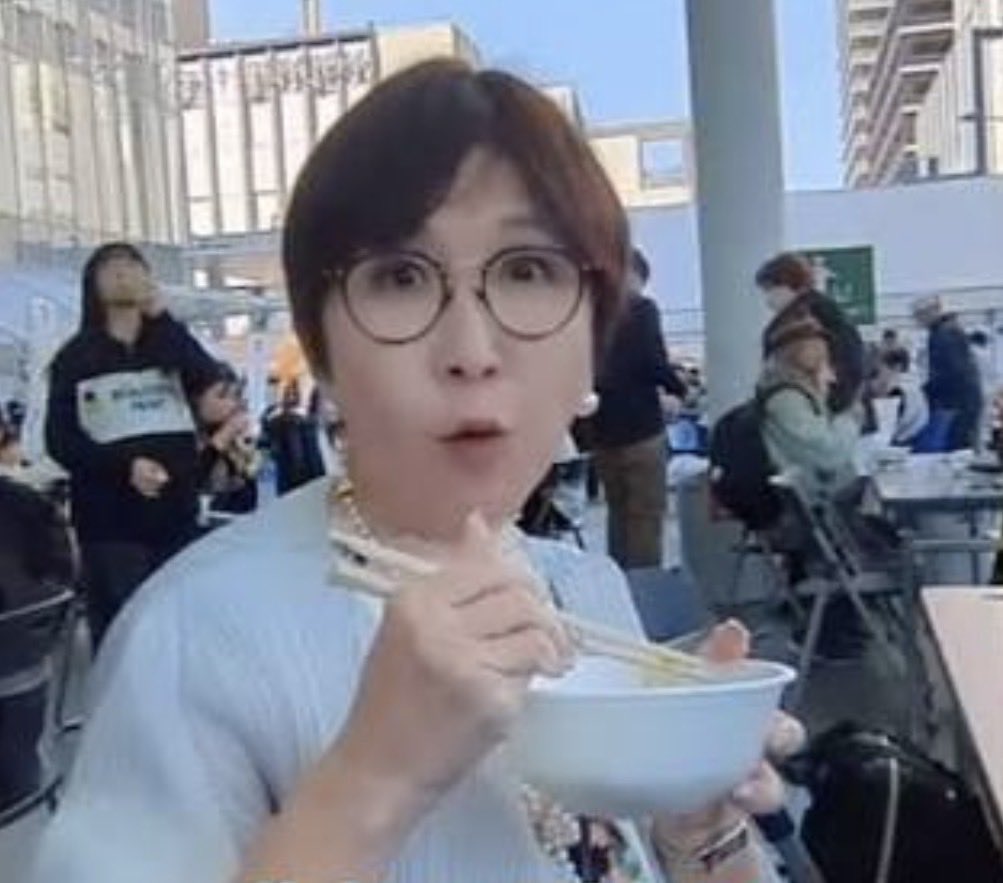 メメ tweet media