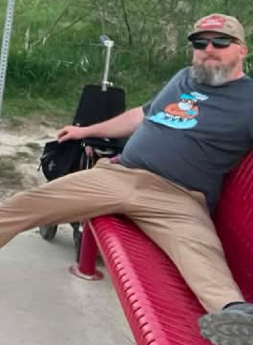 35 year old man getting groomed by 764 tweet media