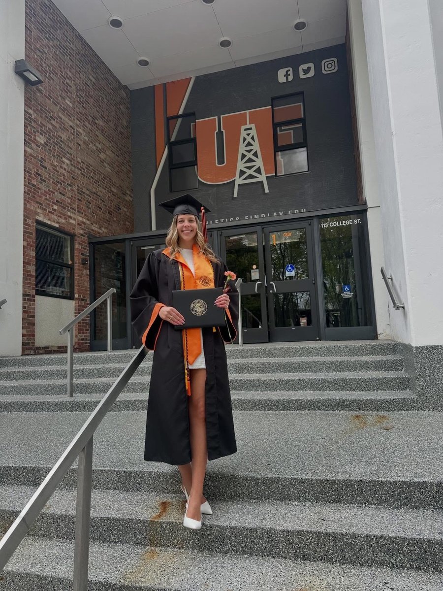 westoshavball's tweet photo. Congratulations to Alumni Lauren Foerster on your recent graduation! Wishing you the best of luck as you now work to earn your MBA! https://t.co/vN6PvmhaUK