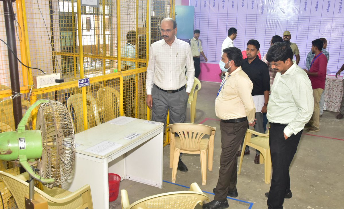 CollectorKarur's tweet image. தளவாபாளையம், எம்.குமாரசாமி பொறியியல் கல்லூரி வாக்கு எண்ணும் மையத்தில் நடைபெற்று வரும் முன்னேற்பாடு பணிகளை ஆய்வு செய்தேன்.
#ECI|#Karur|#TNELECTIONS2026 |#CountingCentre|#Inspection 
@ECISVEEP @TNelectionsCEO