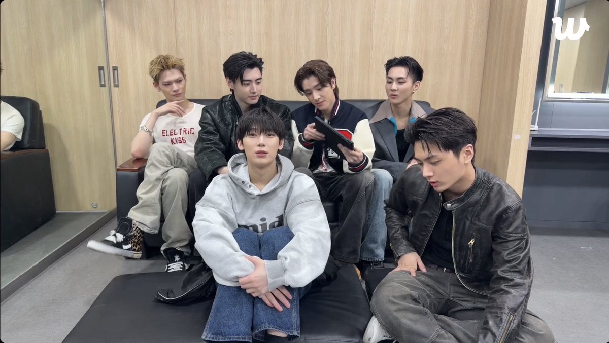 [INFO] 260503

ENHYPEN went live on Weverse!

<a href="/ENHYPEN_members/">ENHYPEN</a> <a href="/ENHYPEN/">ENHYPEN OFFICIAL</a> #ENHYPEN #엔하이픈