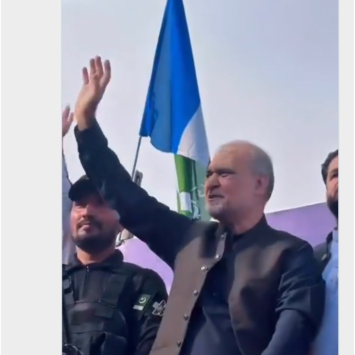 andlibAli6's tweet photo. #JI_JalsaDirUpper 
Amir e Jamat e Islami, Hafiz Naeem Ur Rehman waving 👋 to Dir Jalsa https://t.co/BWyezeeYrJ