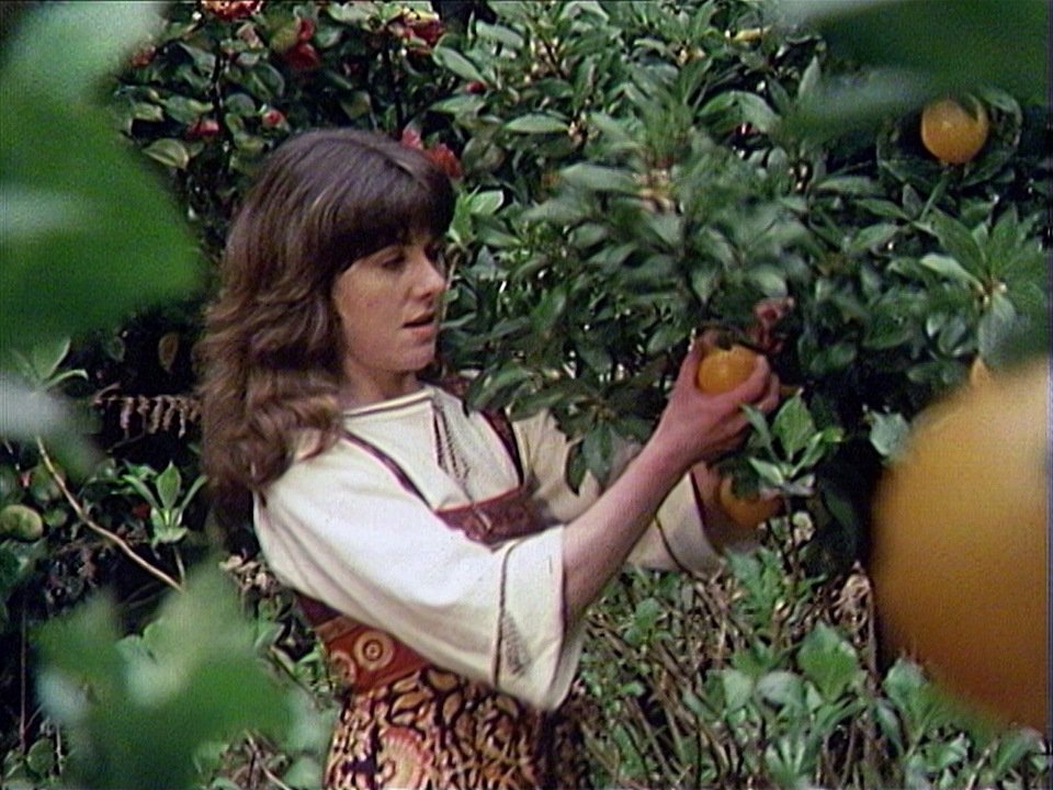 JohnBensalhia's tweet image. Filming begins on the classic Season 14 of #DoctorWho 50 years ago!
Cast &amp;amp; crew begin filming in and around Portmeirion for The Masque Of Mandragora.
1st scenes in the can include Federico's peasant lessons, Sarah's eccentric orange eating &amp;amp; Stuart Fell's hay baler feeling blue.