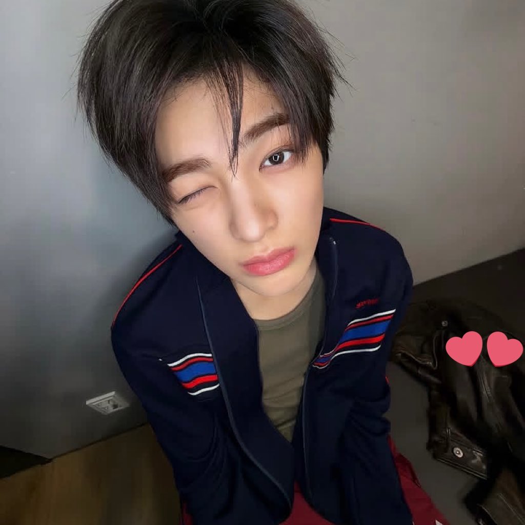 amouriahn's tweet photo. yaaa gue lihat-lihat temen si ganteng gak ada yang pake jaket kulit item dengan button di bagian tangan (pada hari kejadian). si cantik juga sempet buka jaket 👀

keonsuni semakin terang nihh 👀👀 https://t.co/Yu4i7AN88t
