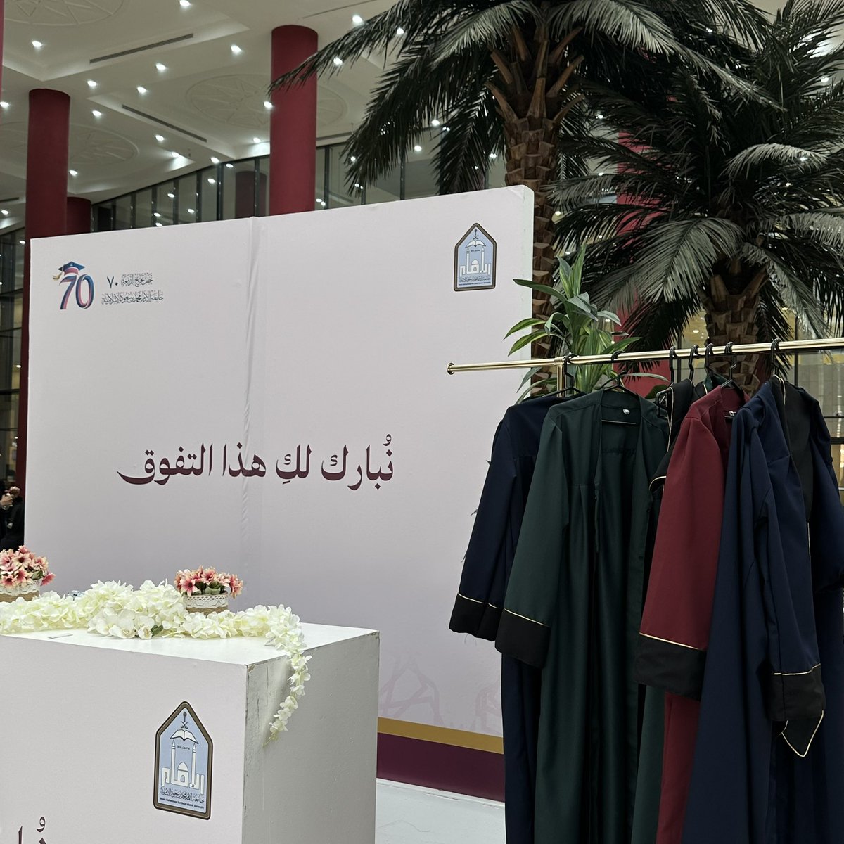 li7thi's tweet photo. سعدتُ اليوم بمشاركة الخريجات هذه اللحظات الاستثنائية، بتسليمهم عباءات التخرج التي تتوج مسيرة كفاحهم ونجاحهم🤍🎓 https://t.co/385OhOXc1o
