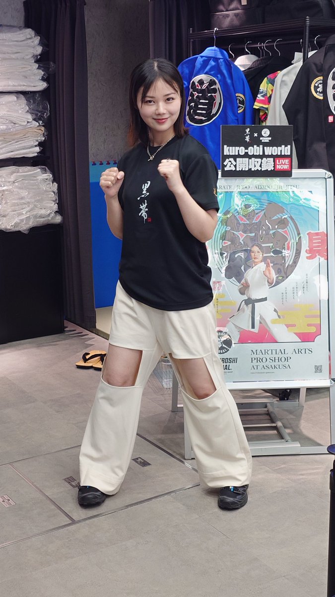 空手家でもあるマルチタレント・長野じゅりあ氏。
技を掛けられ悲鳴をアゲるばかりではない、キレキレの形演武も披露してくださった♪
映像では感じ取れない、生演武の迫力と空気感は、まさに鳥肌モノである。
＃黒帯ワールド
＃長野じゅりあ