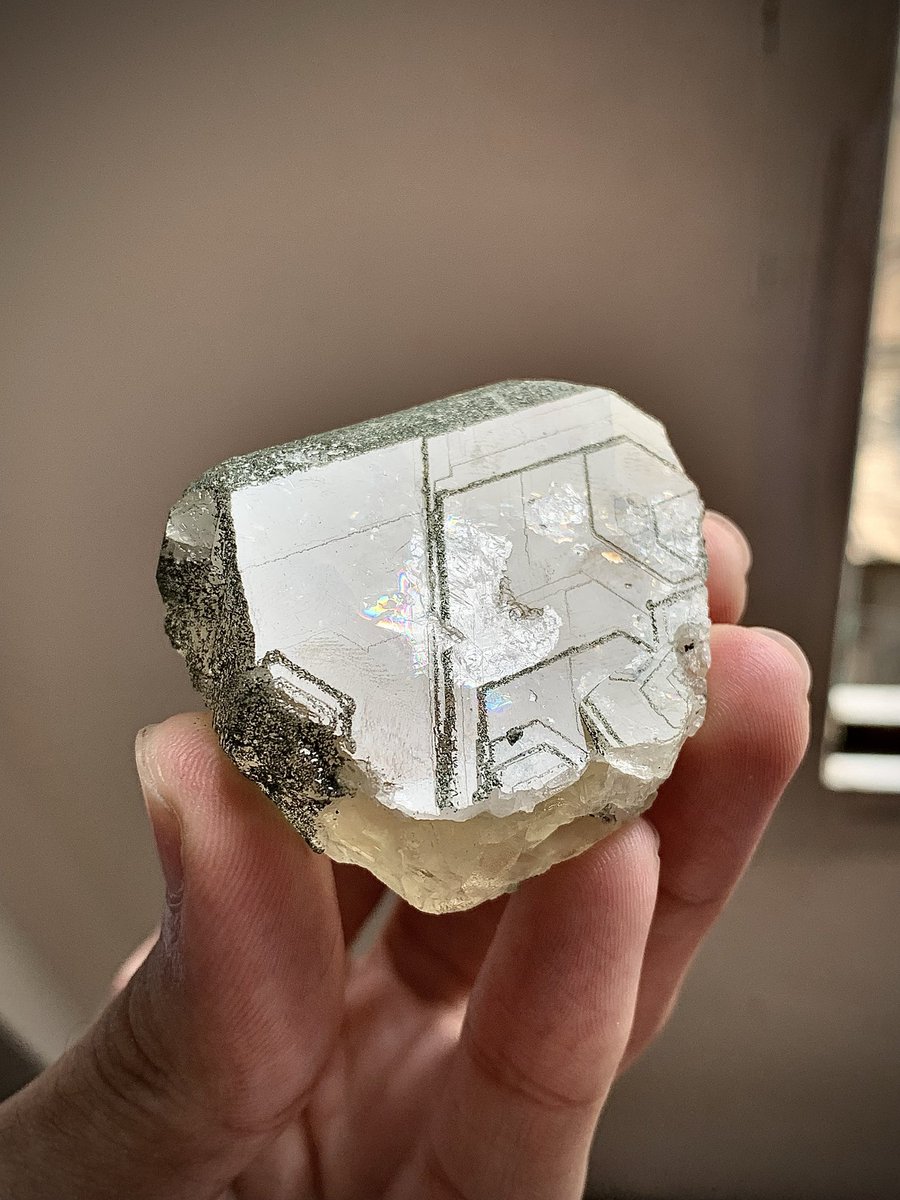 exclusive_min's tweet photo. Hopper growth patterns on #flourapatite with #chlorine #crystals #apatite #mineralspecimens https://t.co/uJXlYIRN6k