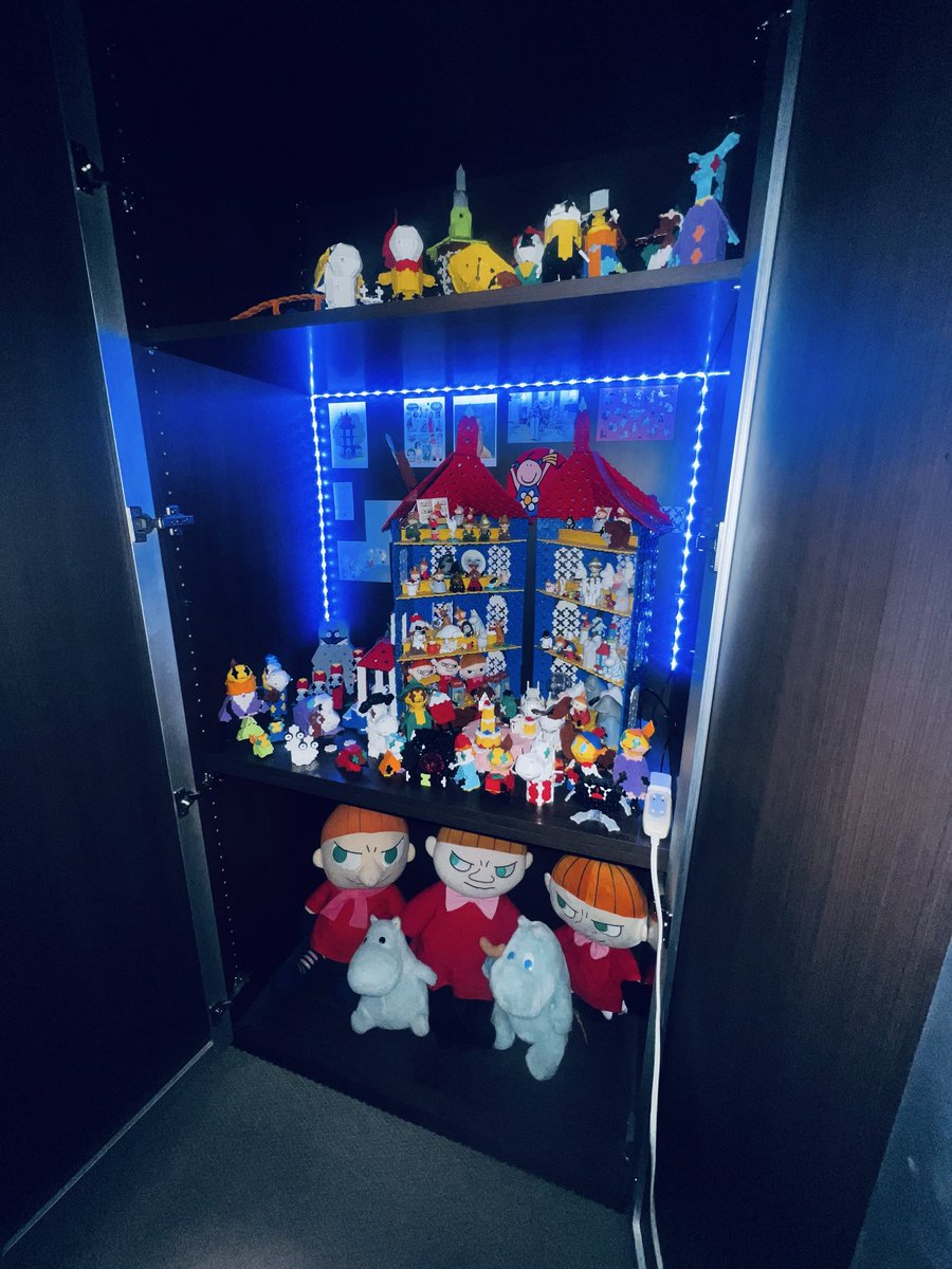 yuringblock0425's tweet photo. ほこりよけの為、玄関からウォークインクローゼットの中にお引越し。少しずつムーミンハウスが縦に伸びてるという噂。 https://t.co/42bZGW2ZP3