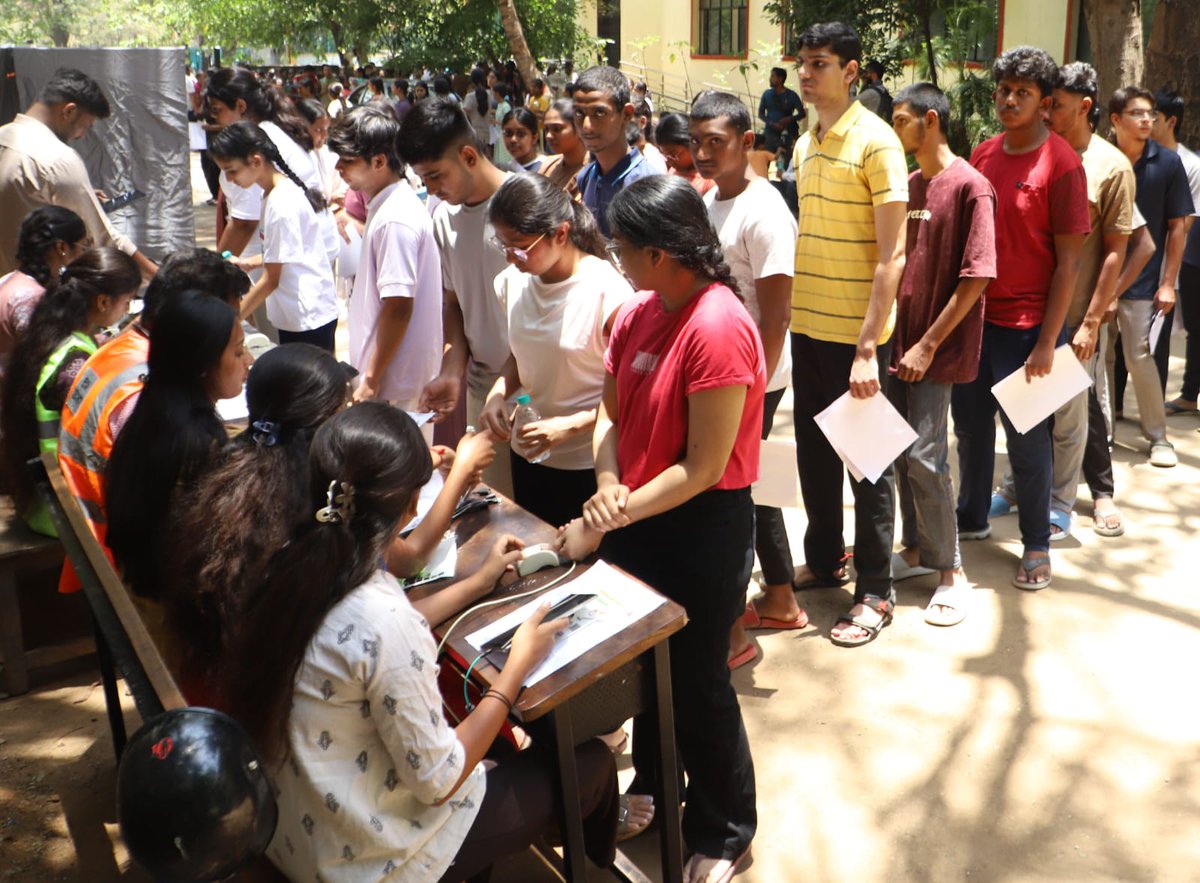 timesofindia's tweet image. #Bengaluru | Students make last-minute preparations and line up to write the #NEET exam at exam centres at Maharani College and Government Arts College

 📸: Muthu P

#Students #Education #CompetitiveExams #BengaluruNews #Karnataka