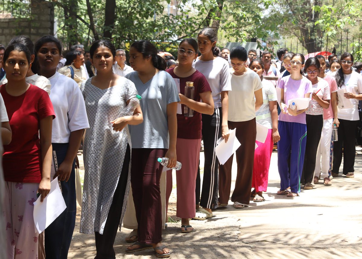 timesofindia's tweet image. #Bengaluru | Students make last-minute preparations and line up to write the #NEET exam at exam centres at Maharani College and Government Arts College

 📸: Muthu P

#Students #Education #CompetitiveExams #BengaluruNews #Karnataka