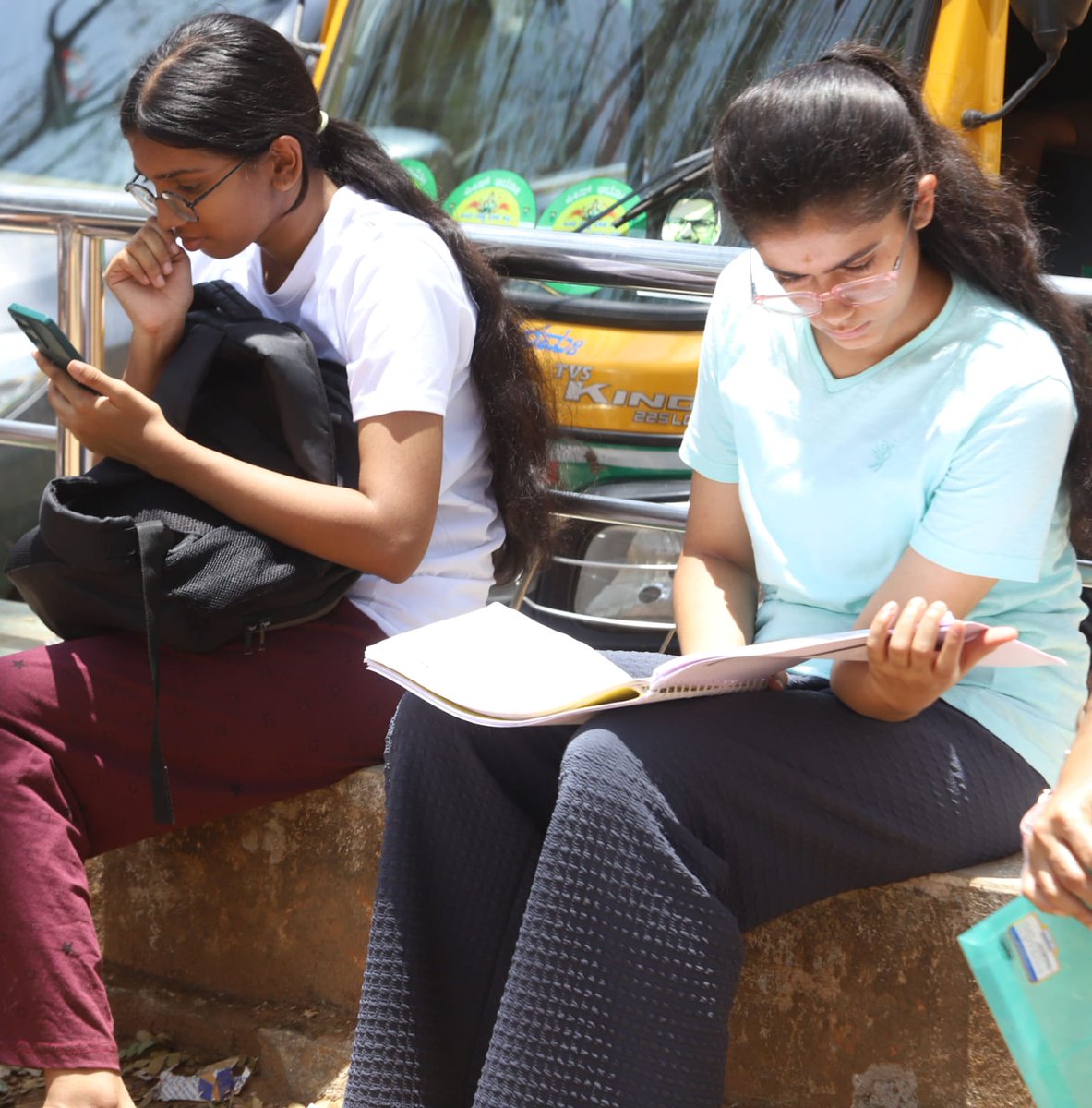 timesofindia's tweet image. #Bengaluru | Students make last-minute preparations and line up to write the #NEET exam at exam centres at Maharani College and Government Arts College

 📸: Muthu P

#Students #Education #CompetitiveExams #BengaluruNews #Karnataka