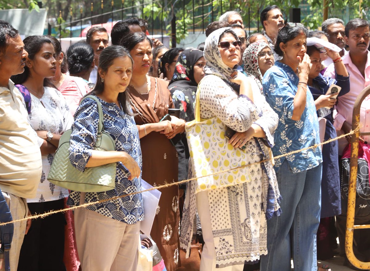 timesofindia's tweet image. #Bengaluru | Students make last-minute preparations and line up to write the #NEET exam at exam centres at Maharani College and Government Arts College

 📸: Muthu P

#Students #Education #CompetitiveExams #BengaluruNews #Karnataka