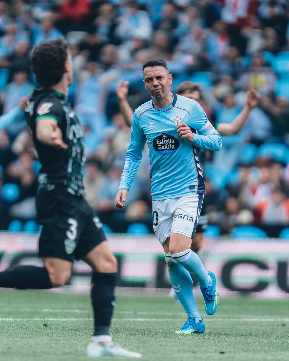 GestoFoot's tweet photo. Sen turbovitaminas nin métricas de 12km por partido.
Sen obedecer cadrados, rombos e liñas.
Sen físico, sen folgos. Pero coa forza monumental do seu propio fútbol. Do seu propio signo coma lenda e exemplo.

Ata o último dos dias Aspas será líder. Mágoa de quen non o entenda. 🩵 https://t.co/p2IIZs6g7W