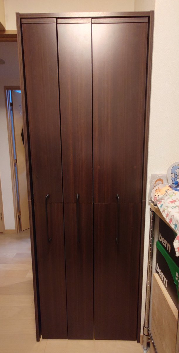 予定通り今日本棚届いて🚚 午後からずっと組み立て🪛 とりあえず完成し