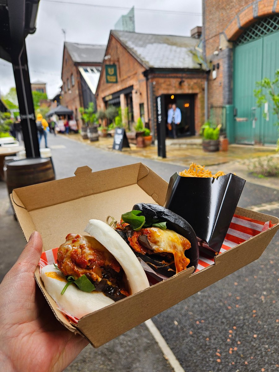 Northern_Soul_'s tweet image. #Manchester's Campfield has become home to the UK's largest weekly artisan market with more than 100 stalls popping up between #Campfield and St John's. You can now find all kinds of delicious and delightful things in this beautiful space every Saturday.
(photos by Rowan Twine)