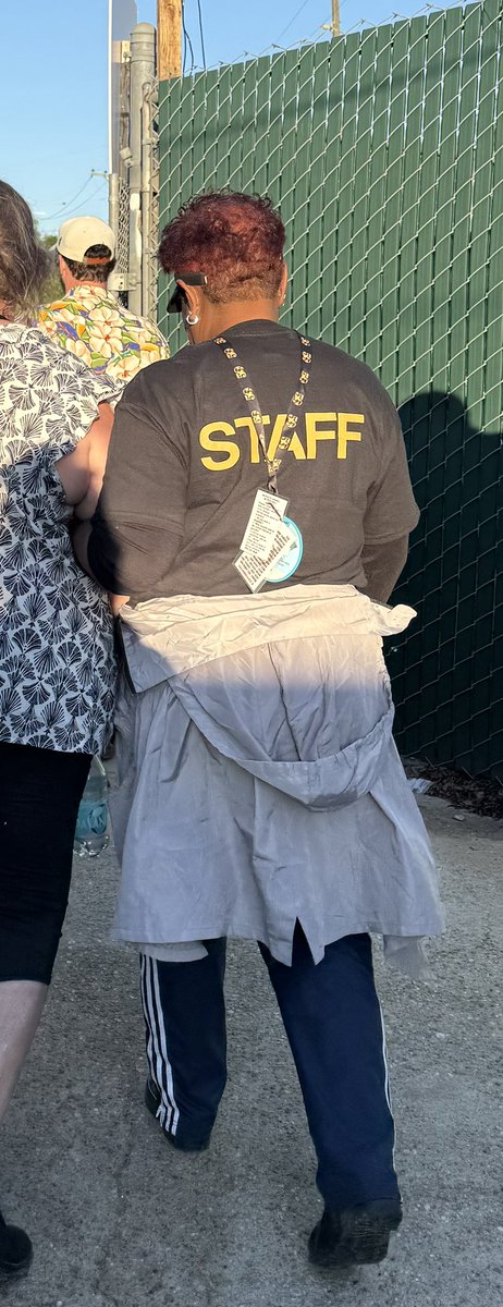XHOJEM's tweet image. Shout out to this @jazzfest staff member, ?Daisy? Someone in our group fell on the way out (knee issues)and this sweet angel assisted her the. entire. way. out. Many people offered help too. Love my city ❤️⚜️ #kindness #nola