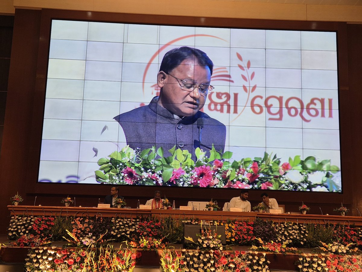 atulkotharissun's tweet photo. उच्च शिक्षा विभाग ओड़िशा द्वारा राष्ट्रीय शिक्षा नीति के क्रियान्वयन पर आयोजित राष्ट्रीय कार्यशाला के मंच पर मुख्यमंत्री मोहन चरण मांझी केन्द्रीय शिक्षा मंत्री धर्मेन्द्र प्रधान उच्च शिक्षा मंत्री सूर्यवंशी सचिव अग्रवाल सभी वि.वि.के कुलपति देश भर से पधारे शिक्षाविद एवं आचार्य गण। https://t.co/rfPOjpDTdV