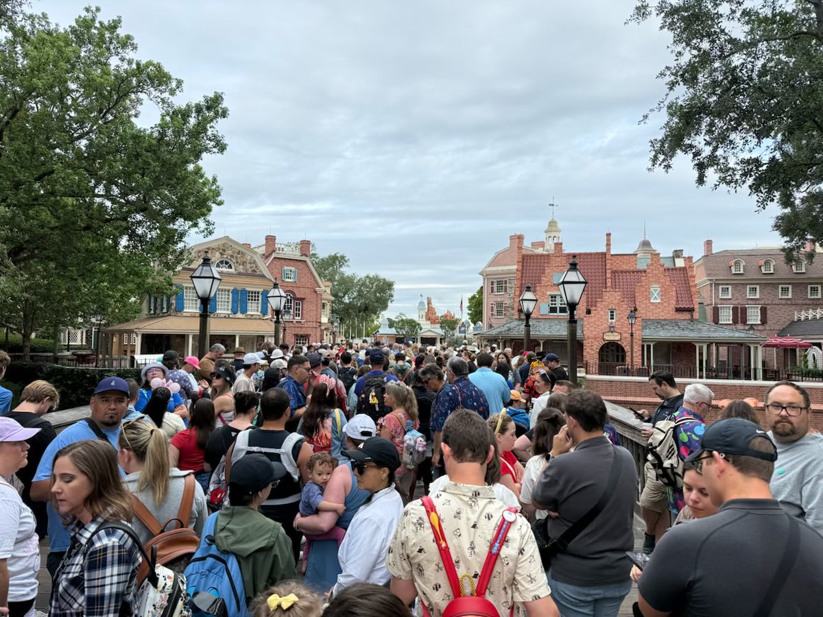 Mousesteps's tweet image. Jeff is waiting for Big Thunder Mountain Railroad in a crowd that includes many familiar faces. (I can’t ride with my broken ankle today). 

I remember when Big Thunder was under construction, I was in high school at the time. It is great to see it back today! 

#magickingdom