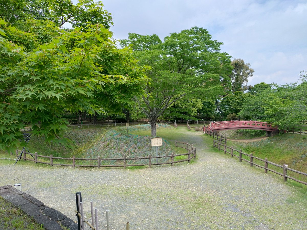 sleeping7cat1's tweet photo. 小山城跡（静岡県榛原郡吉田町）
武田氏と徳川氏の最前線だけあって、いろんな堀で工夫を凝らしてた。
勝間田城跡から歩いて、静波線のバスで島田駅、そして帰途です。
三重堀、馬出し、模擬天守 https://t.co/ZDZjUip68S