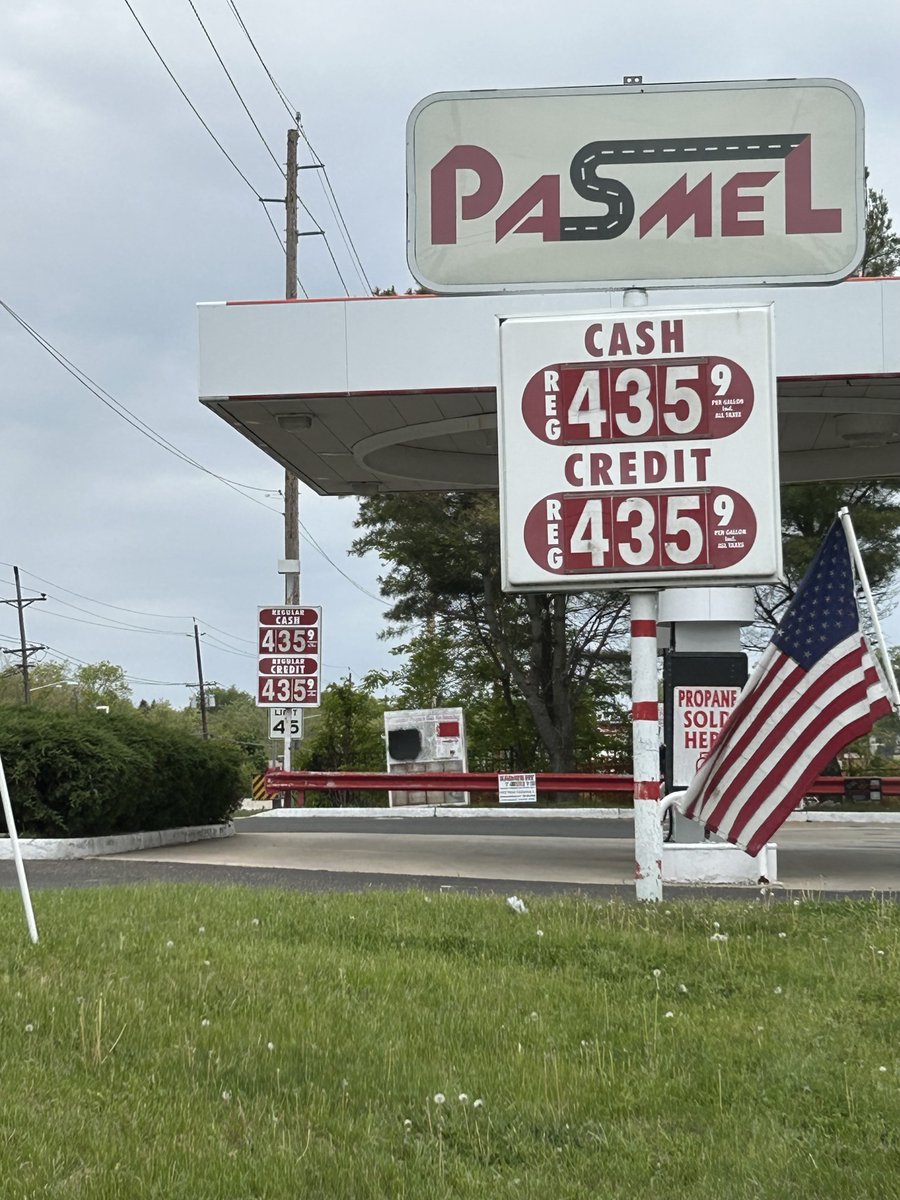 Can one of the Smart People In The Media™️ tell me if it's bad politically for a President at 34% approval when the price of a gallon of gas goes up **SIXTY CENTS** ($3.75 to $4.35) in one week? Is it worth fanning out to gas stations to ask voters about this or nah? 🤔