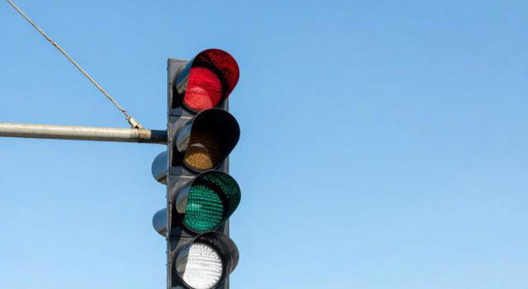 RedazioneDedalo's tweet image. Roma sperimenta il semaforo a quattro luci: arriva il bianco per le auto del futuro
#viabilità #roma #semaforo #smartcity
dedalomultimedia.org/sezioni/curios…