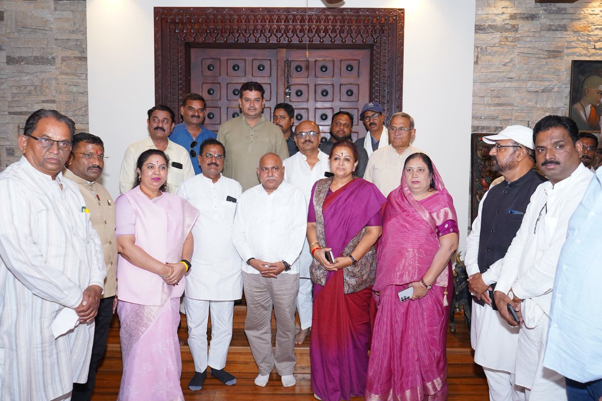 आज बुरहानपुर प्रवास के दौरान क्षेत्रीय विधायक एवं भाजपा प्रदेश प्रवक्ता श्रीमती <a href="/ChitnisArchana/">Archana Chitnis</a> जी के निवास पहुंचकर उनसे सौजन्य भेंट की।