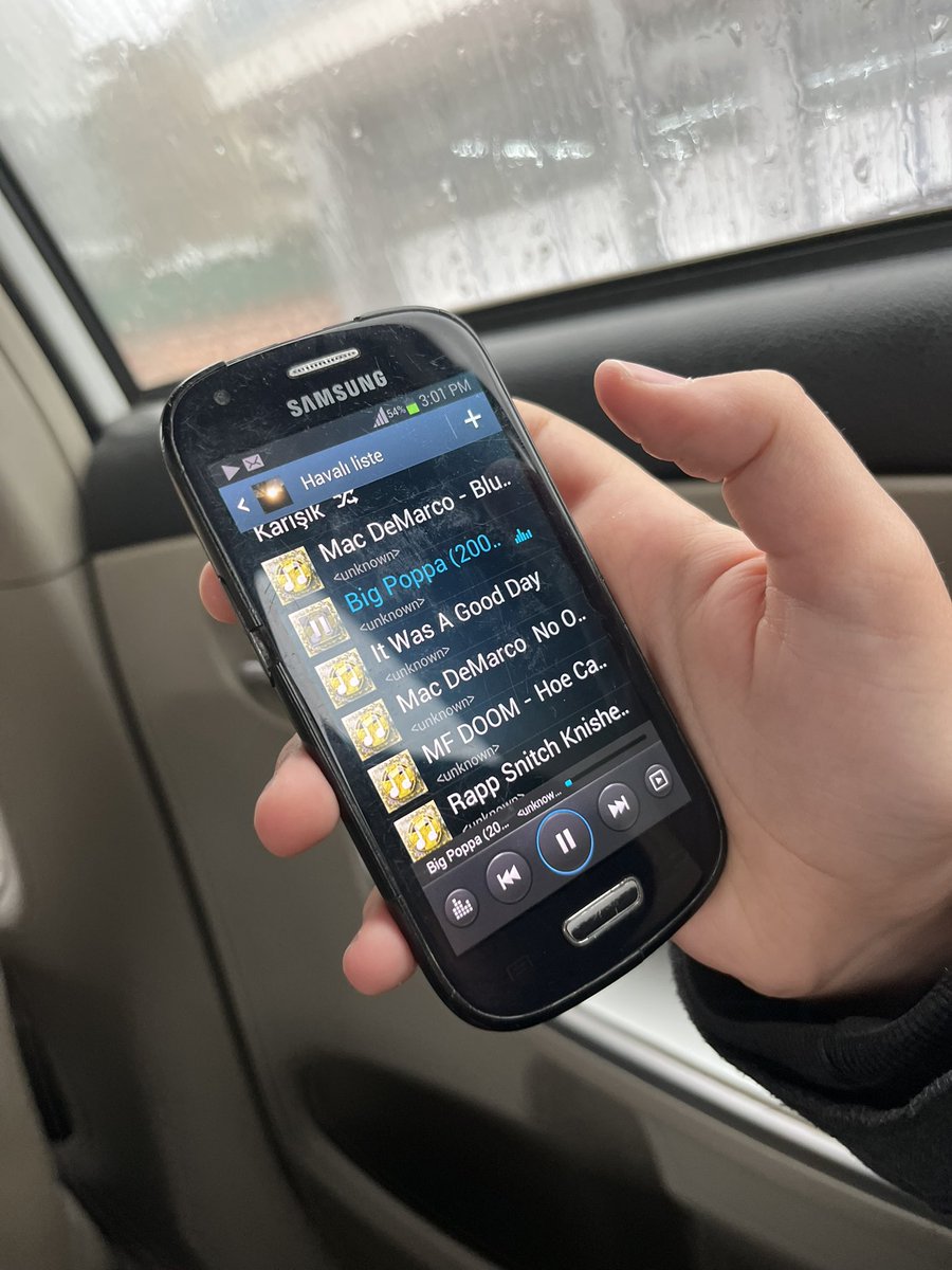 necokkonustunya's tweet image. erkek kardeşimin(13) akıllı telefon kullanma izni yok samsung s3 mini kullanıyo spotify indiremeyince sevdiği şarkıları toplayıp “havalı liste” yapmış kendine kablolu kulaklıklarını takıp vibelanıyo sldglslglkeg 2014’te yaşıyo çocuk
