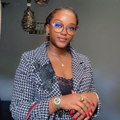 ManekaK's tweet photo. Faites attention à ce compte @moignonPTM  c’est une arnaque, usurpatrice d’identité. Elle se fait passer pour quelqu’un appartenant à une boîte qui rachète les comptes X et après votre échange vous saute de votre compte. https://t.co/8FKD1GeFOb