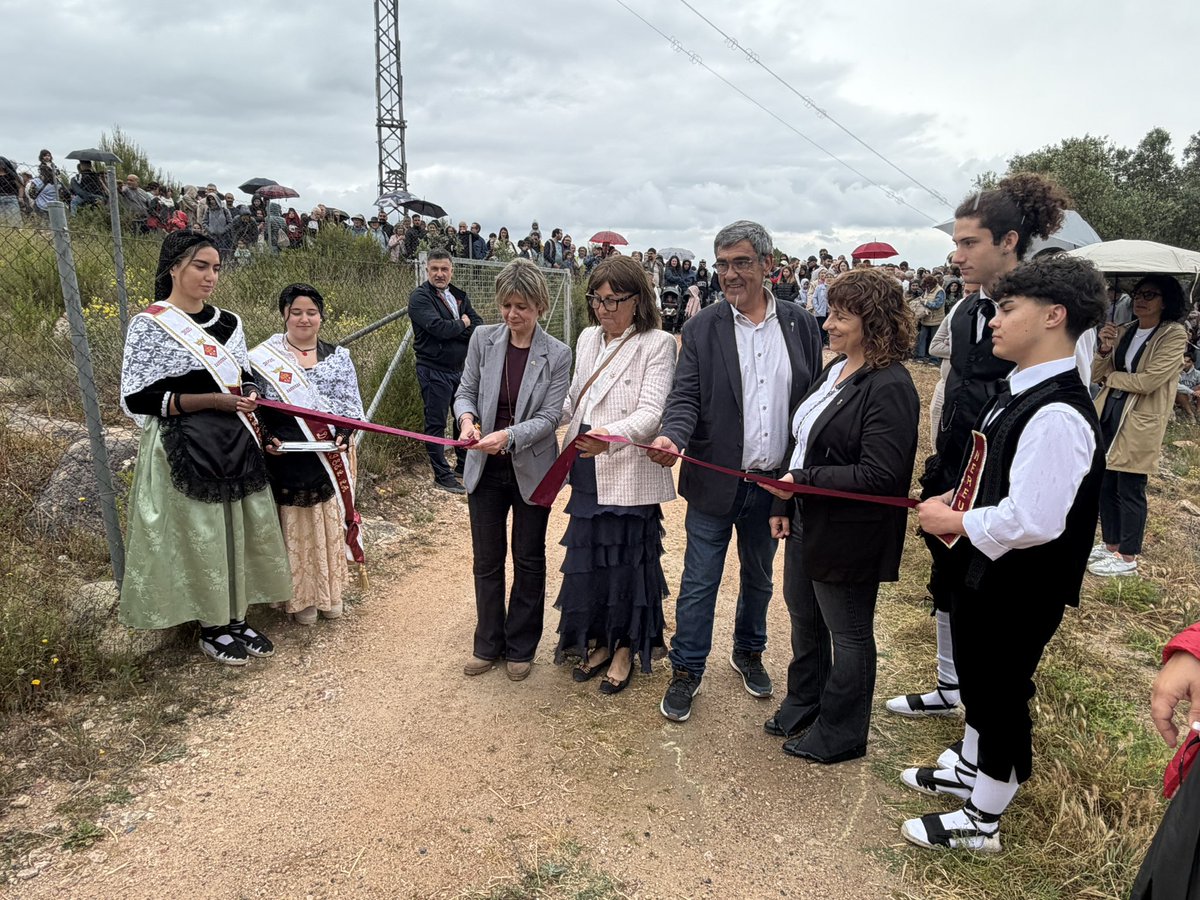 JuntsxEbre's tweet photo. Avui hem acompanyat a l’alcaldessa, @angels_fe, a la Fira de Rasquera, una de les cites més autèntiques del territori, que posa en valor la nostra ramaderia, l’artesania i tradicions com la cabra blanca i la baixada dels ramats. 🐐

Territori viu, arrelat i amb futur. https://t.co/s3MQeTi8wt