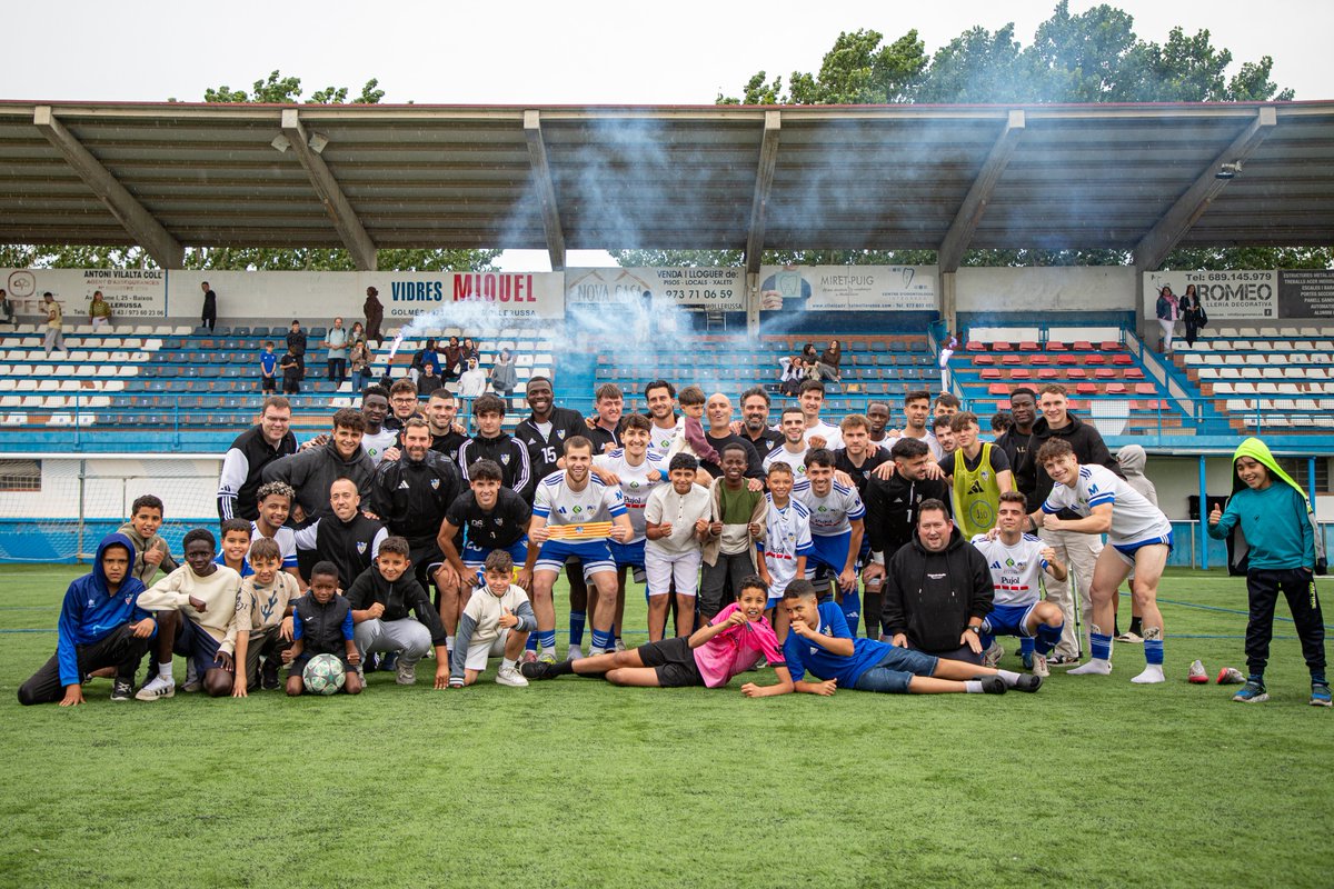 CFJ_Mollerussa's tweet photo. 3a RFEF, ens tornem a veure l'any vinent!

Tot i la derrota d'avui al Municipal, els resultats de la jornada permeten, a falta d'una jornada, certificar la categoria un any més.

Gràcies per haver-hi cregut i haver-nos fet costat durant tota la temporada!

FORÇA MOLLE! 🤍💙 https://t.co/dV1YsFPkiz