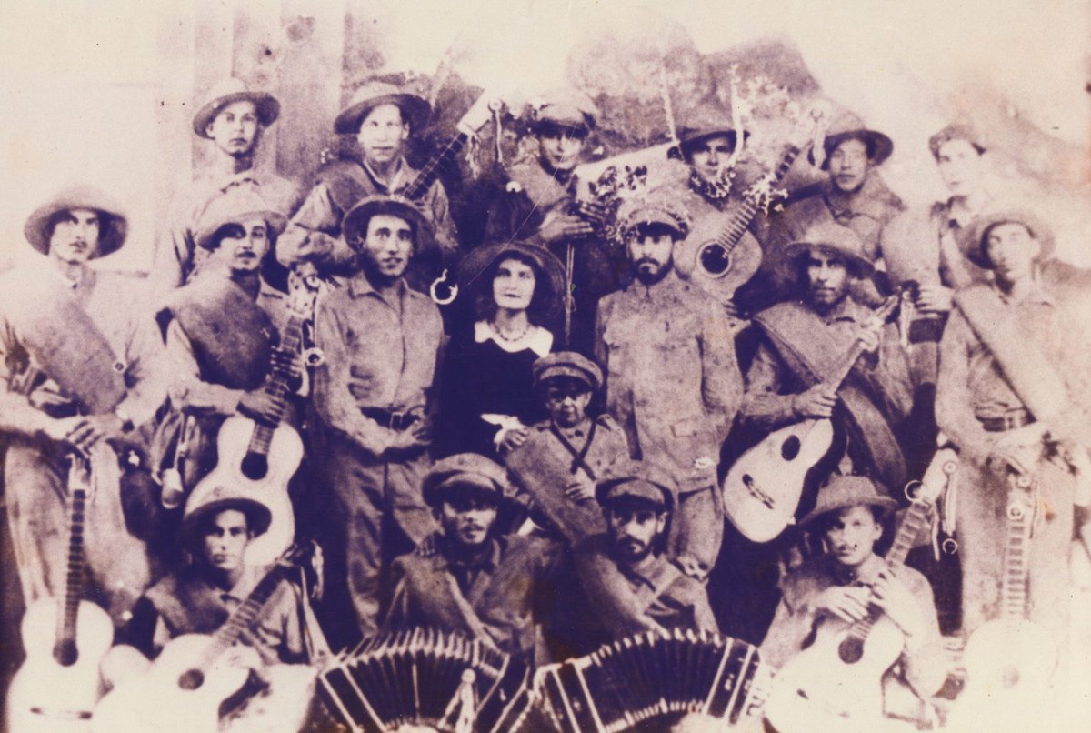 Josefina Pla 🇪🇸 con soldados paraguayos 🇵🇾 en la Guerra del Chaco.