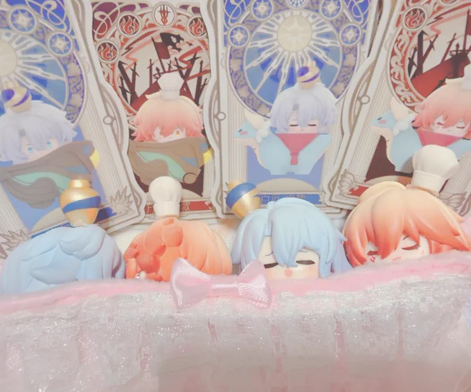 うおーーーついにやっと来た ヤシハニマスコットと、ファイモス生首フィギュアだーーッ すごい待った ちゃん逆さまでお転婆なの可愛い ヤシハニちゃんフワッフワで可愛すぎ)) 生首でずっっっとこれやりたかったベッドでイチャイチャ #味のり家のファモぬ