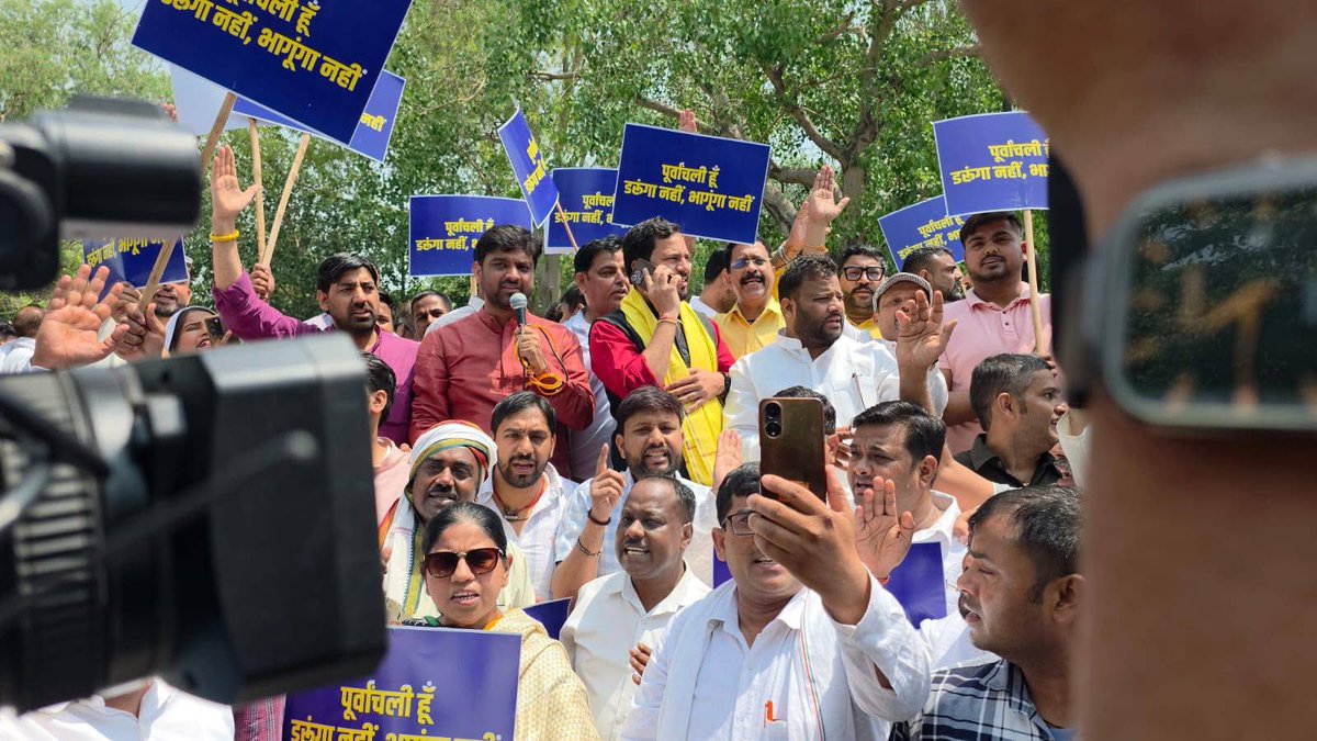 AkashGupta235's tweet photo. बीजेपी सरकार के संरक्षण में देश की राजधानी दिल्ली में पूर्वांचली समाज के खिलाफ अपराध और अत्याचार बढ़ रहे हैं। इसके विरोध में आज पूर्वांचल के लोगों ने मुख्यमंत्री Rekha Gupta का घेराव किया। श्री Arvind Kejriwal जी के नेतृत्व में पांडव कुमार के न्याय के लिए संघर्ष जारी है। https://t.co/ighZctTvyD