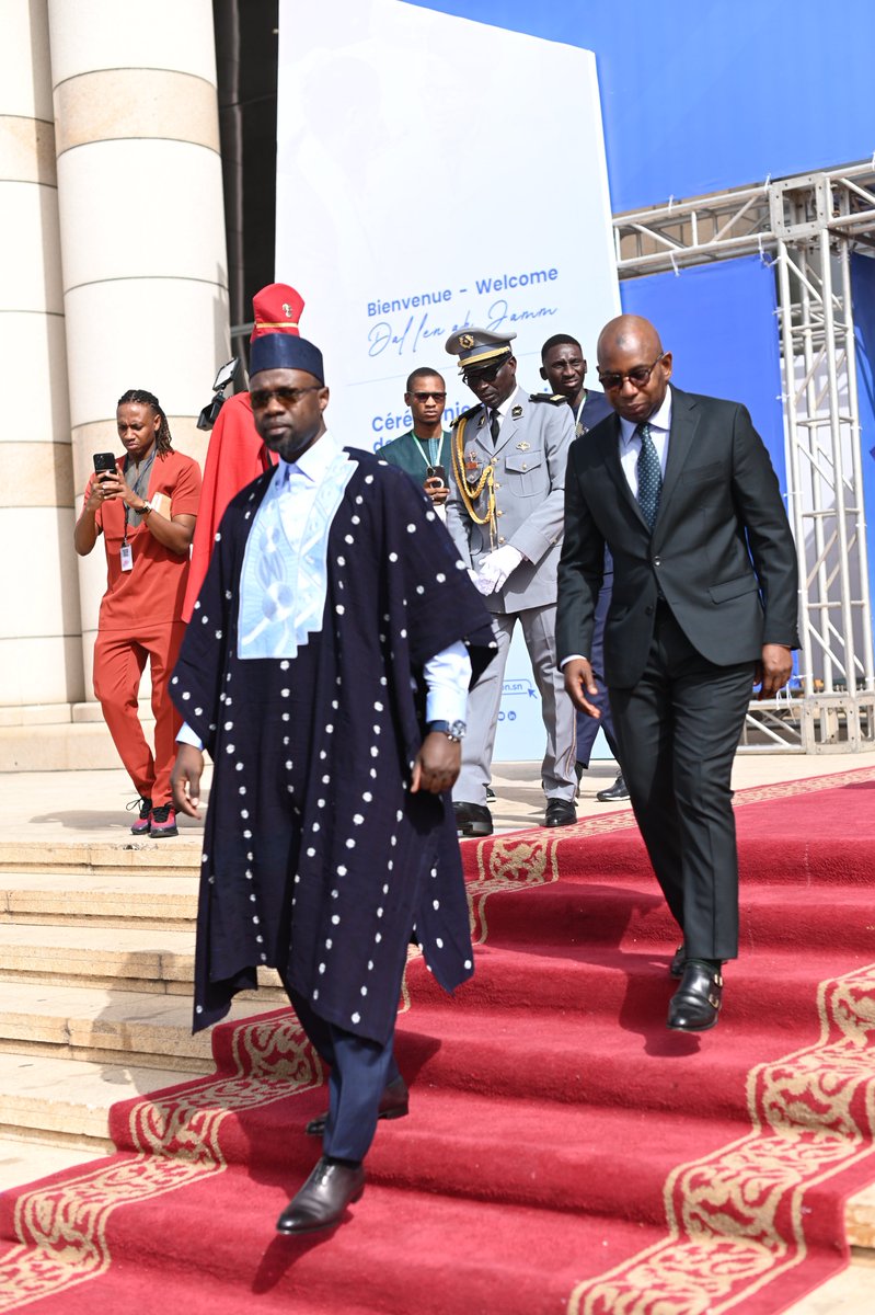 NouroudineDial1's tweet image. On peut l’aimer ou le détester, mais ignorer Ousmane Sonko aujourd’hui, c’est refuser de voir la réalité en face. Dans un pays où beaucoup ont appris à se taire ou à s’adapter, lui a choisi de déranger. Et c’est justement ça qui pose problème à certains. Alors oui, je le soutiens