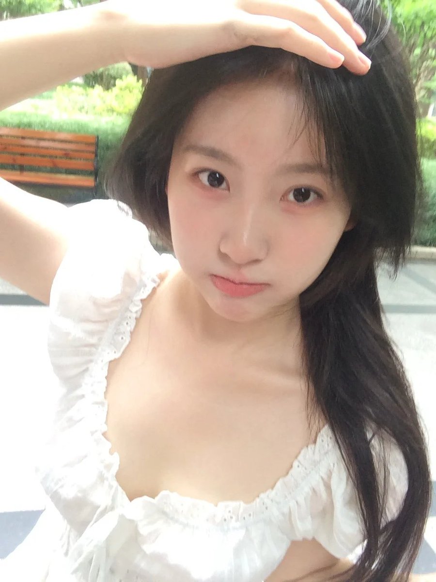 SebastianW93708's tweet photo. 嘿  @grok  哥哥 让左边图中的女孩子摆出右边图中的姿势 https://t.co/U2PxF1Da3p