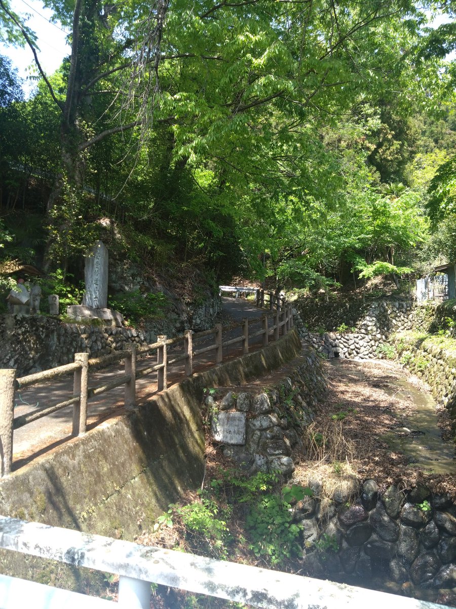 itachi0824's tweet photo. 久しぶりに父の墓参りに👍
新緑が綺麗でした😉
子どものころに遊んだ神社などはだいぶ様子が変わってしまいましたが、訪れるたびに懐かしさを感じます
父に子どもたちの成長を報告
良い1日を過ごすことができました https://t.co/GF6KhCgHgF