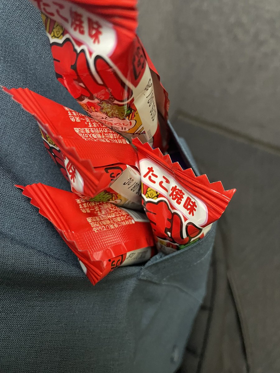Blaster_Hiro's tweet photo. うまい棒を胸ポケットに突き刺される人🥲笑 https://t.co/ZTiqBWYITv