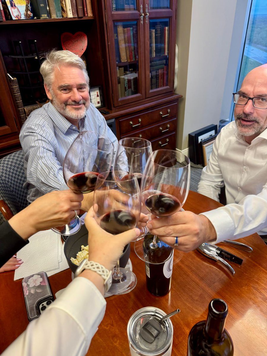 LLT1994's tweet image. #RedWine #Party #Uncle #Auntie

Cheers with my uncle and auntie at home 🍷🍷