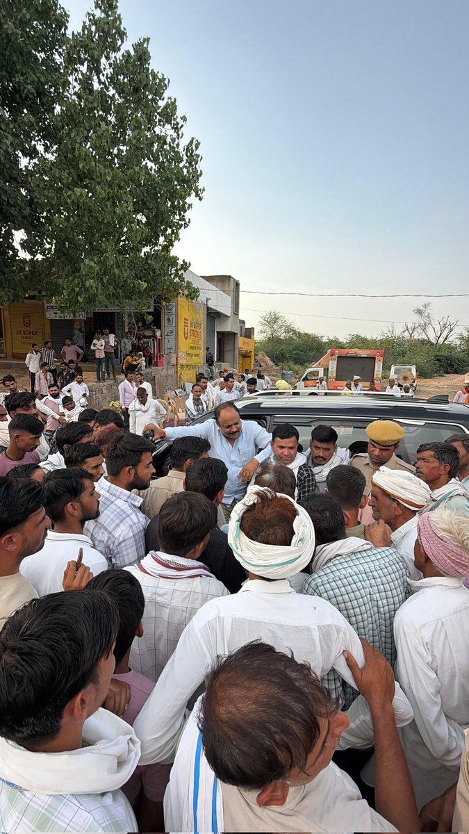 आज खंडार क्षेत्र की सम्मानित जनता के बीच “मुख्यमंत्री विकसित ग्राम अभियान” कार्यक्रम में उपस्थित रहकर संवाद किया।

राजस्थान सरकार द्वारा संचालित यह अभियान गाँवों के समग्र विकास का एक सशक्त प्रयास है, जिसके माध्यम से हर ग्राम को मूलभूत सुविधाओं से सशक्त और आत्मनिर्भर बनाने का