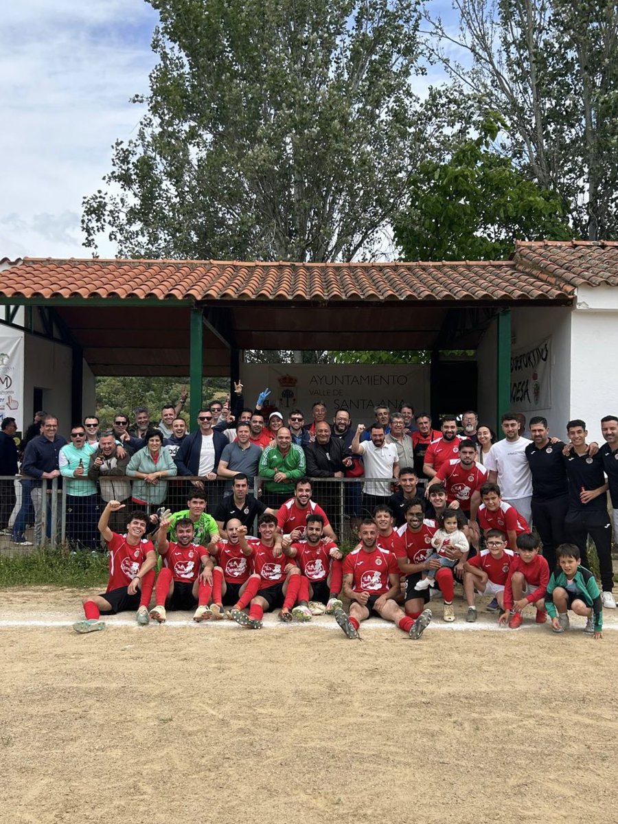 CDVadesa_'s tweet photo. Fin de temporada en casa ❤️🤍

Un año más juntos afición 🤜🏼🤛🏼 https://t.co/lvI6VUjoQZ