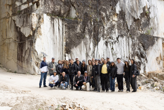 StoneWrld's tweet image. ARTISTIC TILE invited a group of select designers and architects on an incredible adventure to immerse themselves in the Italian stone industry. Read more about it!
stoneworld.com/articles/95623…

#artistictile #designers #architects #marblequarries #Italianstone