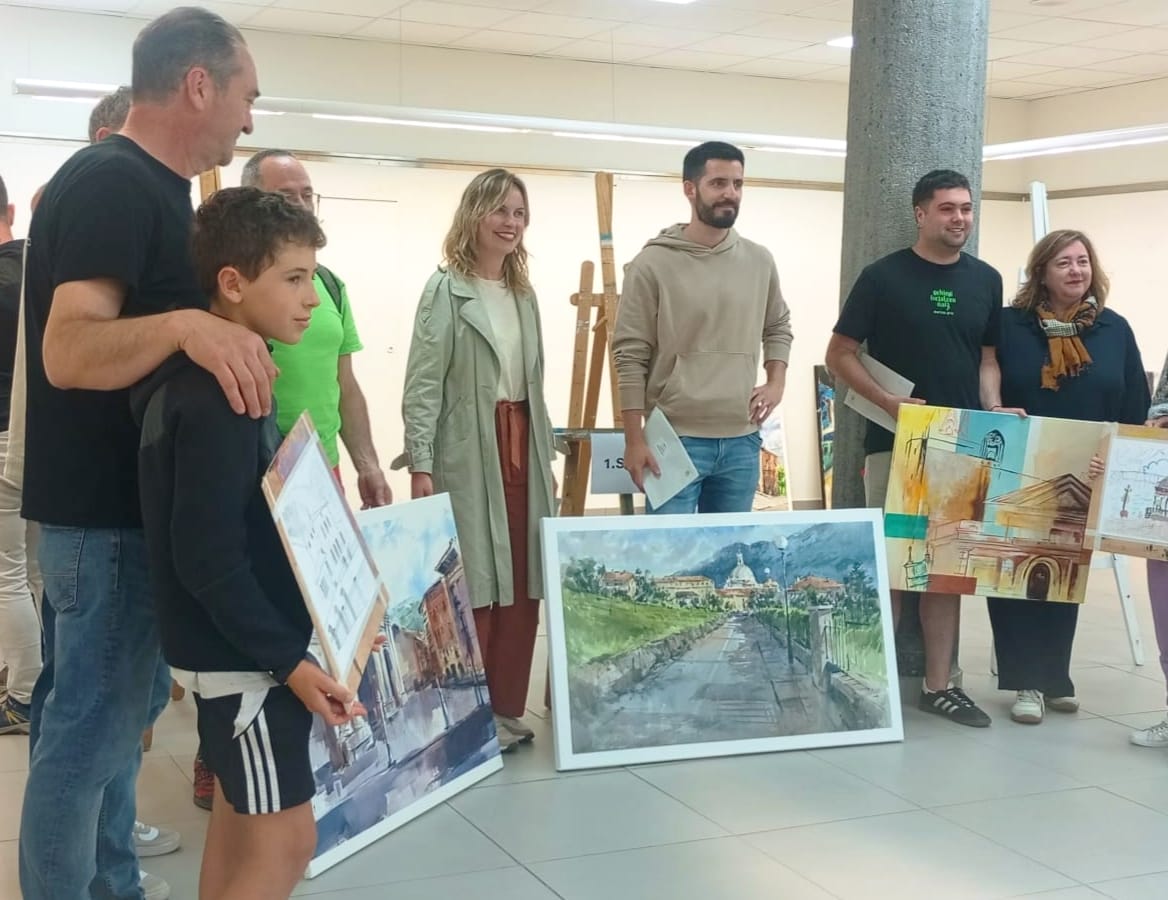 AzpeitiaEaj's tweet photo. Aire libreko kaleko 5. Pintura lehiaketa izan da gaur. Hegoa Larzabal Kultura batzordeko EAJko kidea bertan izan da.
Lehenik kalean, lanen prozesua ikusten eta ezagutzen eta gero sari banaketa ekitaldian. Mikel Sanz irabazlea Loiolako irudiagatik. Kalitate altuko lanak izan dira https://t.co/qPQucr0qjp