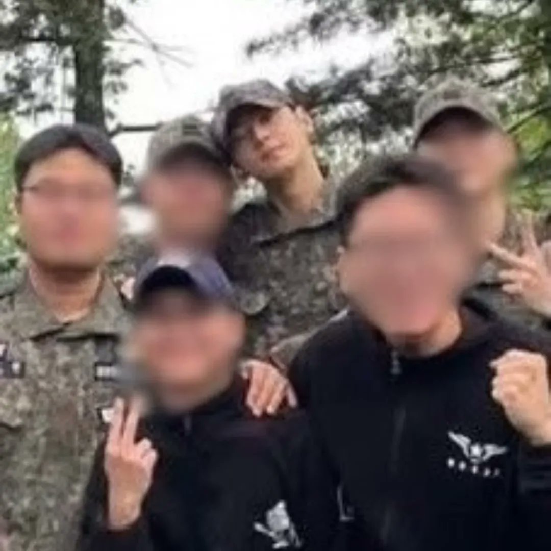 Cewnesia's tweet photo. Kopral Lee Dong-min dalam foto grup bersama rekan-rekan prajuritnya dari Band Kementerian Pertahanan (MND Band)

Belum ada keterangan kapan foto ini diambil, it's blurry but he still stands out 😍😍😍

📸: owner

#차은우 #CHAEUNWOO https://t.co/0GbtC5QG6g